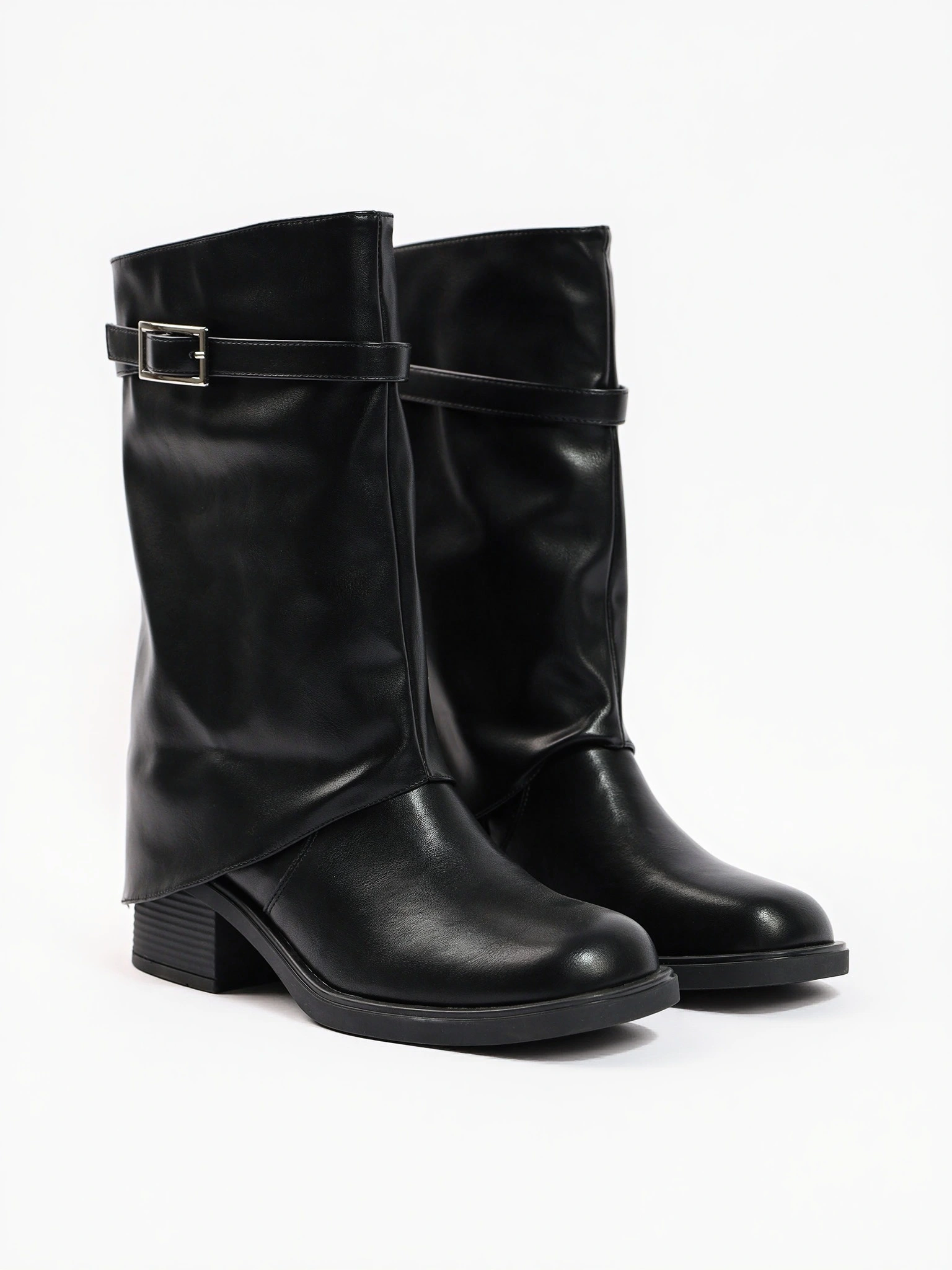 Сапоги укороченные с отворотом черного цвета